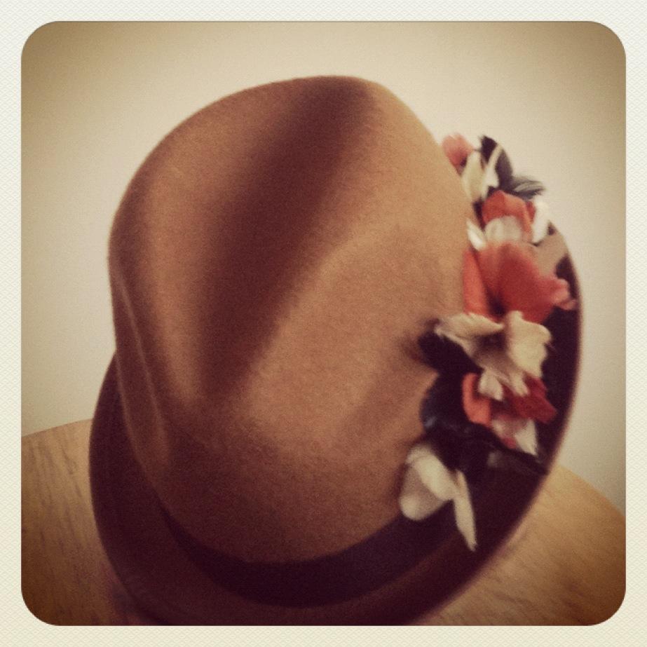 sombrero corto marrón